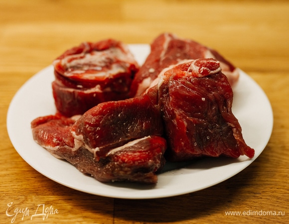 Мясо разделить на крупные куски, посолить и поперчить с двух сторон.