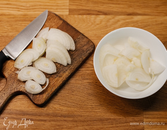 Лук нарезать полукольцами.