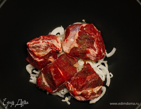 Сверху положить мясо.