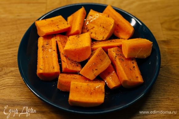 Морковь нарезать крупными брусочками, совсем немного полить маслом, посолить и посыпать зирой.