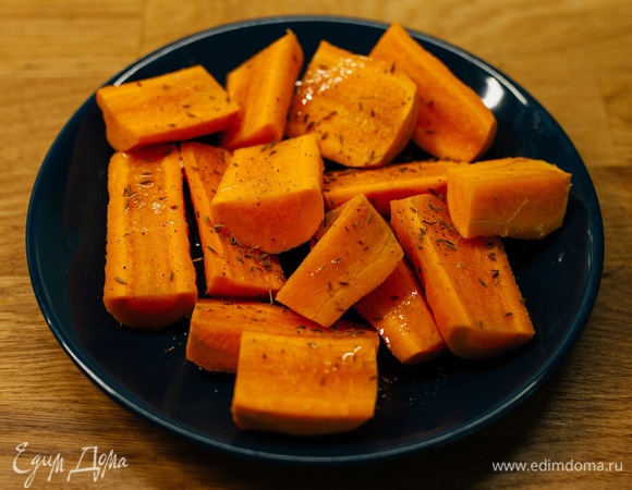 Морковь нарезать крупными брусочками, совсем немного полить маслом, посолить и посыпать зирой.