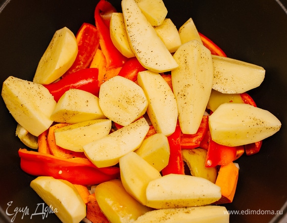 Затем — картошку, нарезанную половинками или четвертинками, посолить.