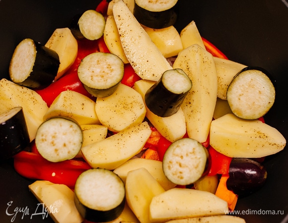 Баклажан крупно нарезать, посолить и выложить на картошку.