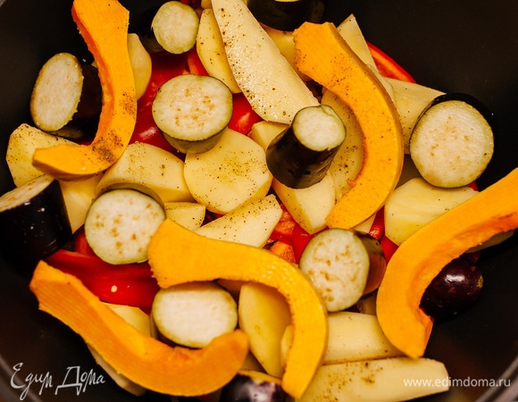 Тыкву вместе с кожурой нарезать толстыми дольками, посолить, бросить в казан.