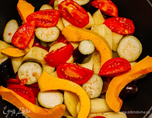 Затем добавить помидоры, нарезанные четвертинками, посолить.