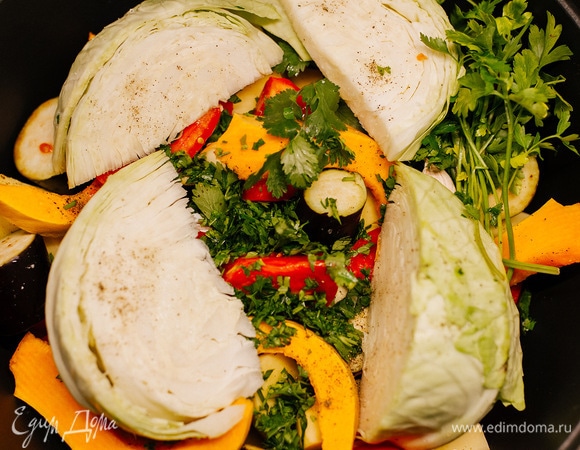 Капусту разрезать пополам и нарезать крупными ломтиками, натереть солью и выложить в казан.