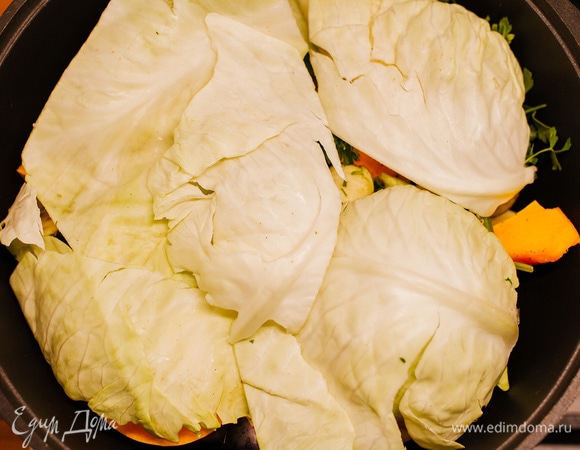 Сверху накрыть капустными листьями.