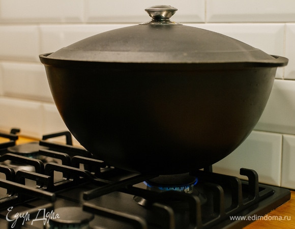 Закрыть крышкой и поставить на медленный огонь на 2,5–3 часа.