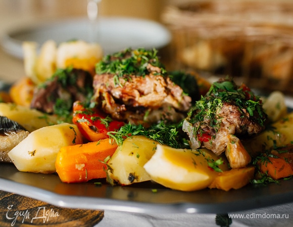 Выложить на большое блюдо и посыпать свежей зеленью. Приятного аппетита!