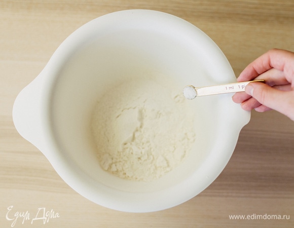 Муку просеять в чашу, посолить.