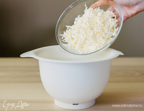 Холодное масло натереть на терке и добавить к муке.