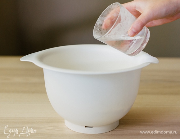 Влить ледяную воду и замесить тесто.