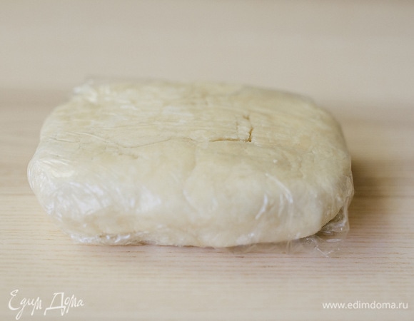 Завернуть тесто в пленку и убрать в холодильник минимум на час.