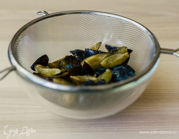 Сливу промыть, очистить от косточек и нарезать на четвертинки. Добавить сахар, перемешать и положить в дуршлаг, чтобы стек сок.