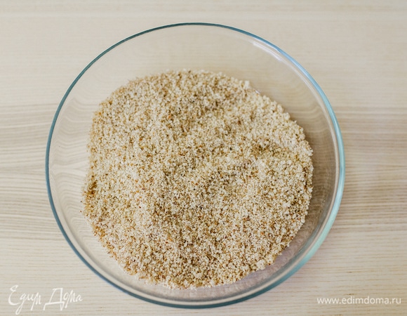 Миндаль перемолоть в мелкую крошку.