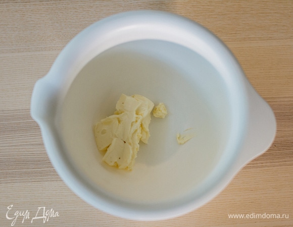 Пока тесто охлаждается, можно приготовить франжипан. В чашу выложить размягченное сливочное масло.