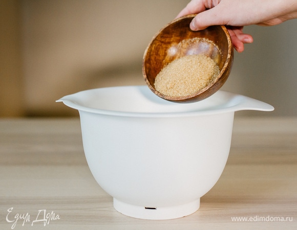 Всыпать сахар и взбить миксером.