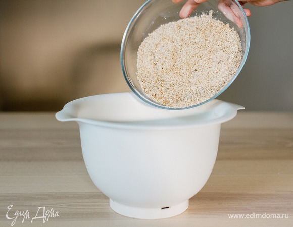 Затем — молотый миндаль.