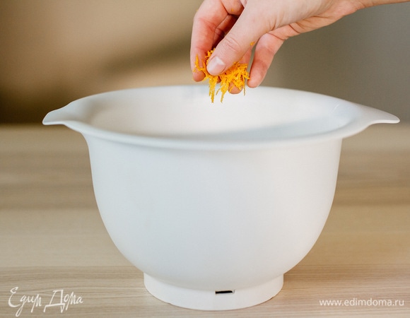 И натертую цедру одного апельсина. Хорошо перемешать.