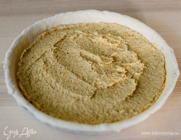 Выложить франжипан поверх теста.