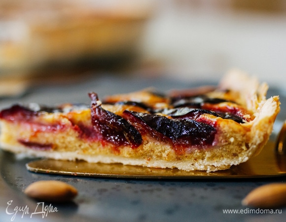 Выпекать при 200°C 40–45 минут. Остудить 30 минут. Чтобы поверхность пирога блестела, можно смазать его растопленным абрикосовым джемом. Приятного аппетита!