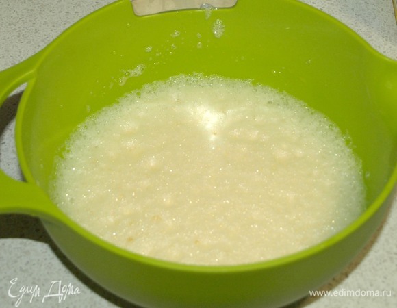 Первым делом приготовим тесто. Яйца взбиваем до пышности.