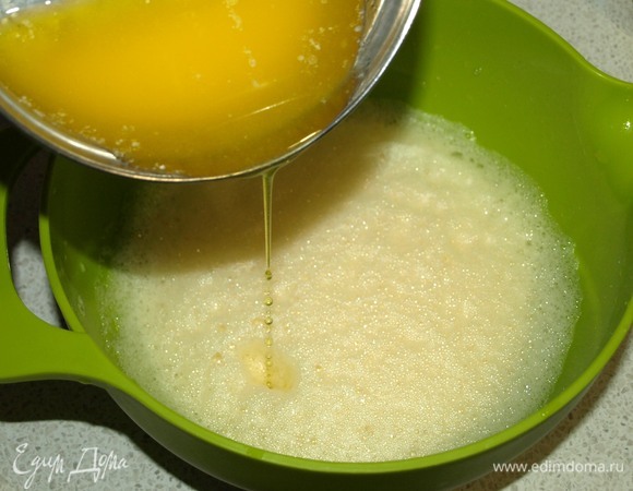 Масло растопить. Добавляем растопленное масло (оно не должно быть горячим) к яйцам, взбиваем. Добавляем молоко, взбиваем.