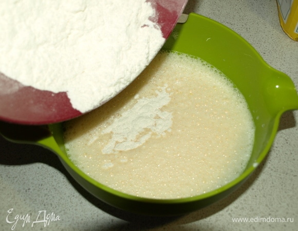 Муку просеять с солью. Добавляем в яично-молочную смесь муку. Взбиваем до однородного состояния. Убираем в холодильник на 30 минут.