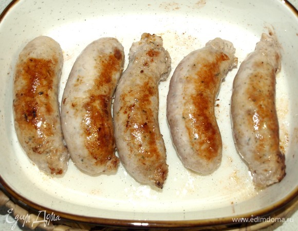 Духовку разогреваем до 230°C. В форму средних размеров налить 1 ст. л. растительного масла и отправить ее в разогретую духовку. Колбаски обжарить на растительном масле с двух сторон до румяной корочки. Я использовала колбаски для жарки из индейки. Когда масло в форме раскалится, аккуратно достаем форму из духовки. Перекладываем в форму подготовленные колбаски.