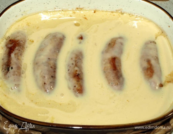 Тесто достать из холодильника, еще раз хорошо перемешать и вылить на колбаски.