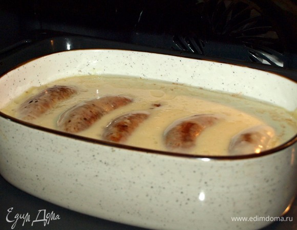 Отправляем в духовку, выпекаем при 230°C 10 минут, снижаем температуру до 180°C и выпекаем 15–20 минут, пока тесто не вздуется по бокам и не покроется коричневой корочкой. Ориентируйтесь на свою духовку.