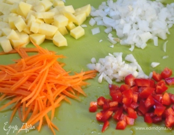 Морковь натереть на терке, лук и чеснок нарезать мелкими кубиками, картофель и перец нарезать средними кубиками.