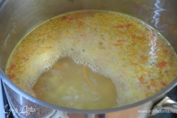 Влить бульон, выложить в него картофель и варить до готовности последнего.