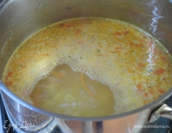 Влить бульон, выложить в него картофель и варить до готовности последнего.