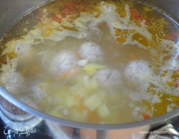 Тем временем смешать все ингредиенты для фрикаделек и минут 5–7 вымешивать фарш руками. Сформировать шарики размером со средний грецкий орех и опустить в кипящий бульон.