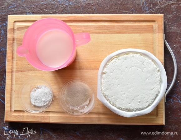 Подогреть молоко, не доводя до кипения. Всыпать соль и желатин, размешать до полного растворения.