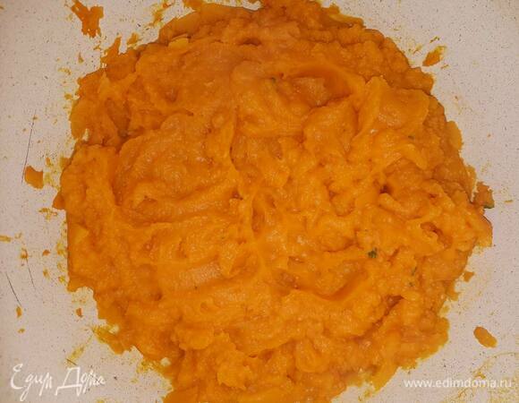 Тыкву очистите, нарежьте на кусочки и отварите. Затем слейте воду и пюрируйте.