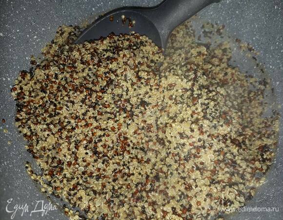 Замочите киноа в холодной воде на 15 минут, затем промойте под проточной водой. Высыпьте в закипающую воду (1,5 стакана) и варите на медленном огне до выкипания.