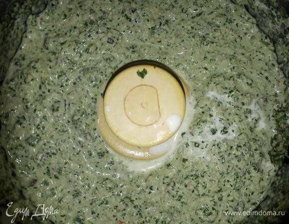 Лук, чеснок, кинзу и орешки положите в комбайн и измельчите. Затем добавьте сливки и перемешайте.