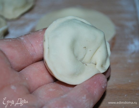 Выложите начинку, защипните хорошо края и лепите пельмени, пока не закончатся тесто и начинка.