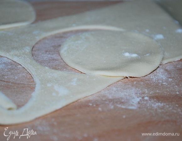 На посыпанной мукой рабочей поверхности раскатайте тесто в пласт толщиной 2 мм, круглой вырубкой для теста сделайте заготовки.
