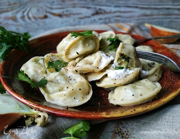 Готовые пельмени выложите шумовкой на блюдо. Подавайте к столу со сметаной или любым соусом, который вы любите.