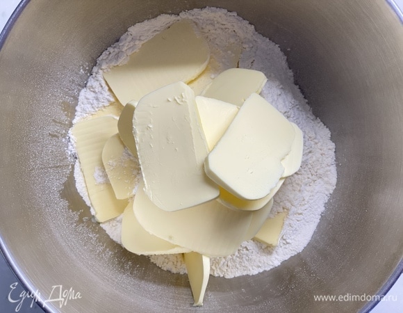Муку, соль, разрыхлитель смешать со сливочным маслом и растереть в мелкую крошку.