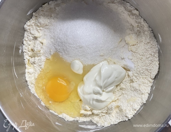 Добавить сметану, яйцо, сахар и вымесить до однородности.