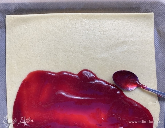 Достать тесто и распределить начинку. У меня была черная смородина, перетертая с сахаром, я использовала ее.