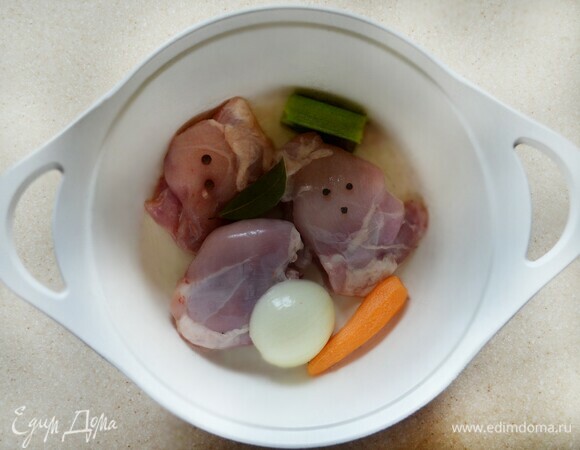 Сначала необходимо приготовить куриный бульон. Для этого в кастрюлю поместите куриные бедра (я использовала мякоть), половину репчатого лука, маленькую морковку, кусочек стебля сельдерея, перец горошком и лавровый лист. Залейте 2 л воды, доведите до кипения, снимите пену, посолите и готовьте в течение 40 мин.