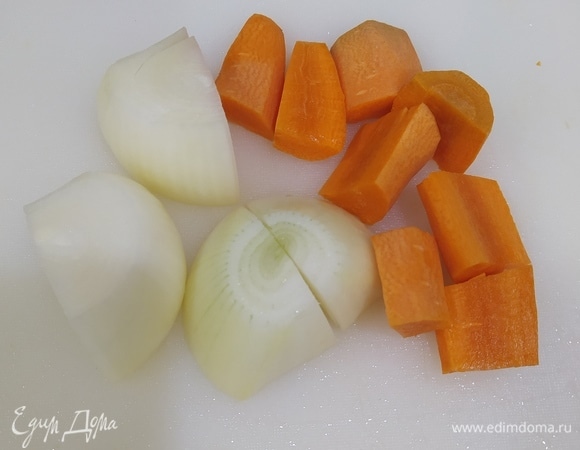 Лук и морковь крупно рубим.