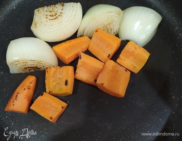 2 головки лука и морковь слегка обжарить на сковороде без масла!