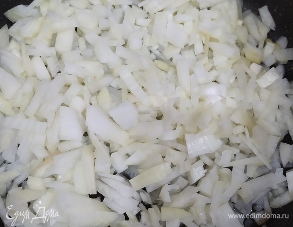 Оставшийся лук обжариваем 2 минуты на среднем огне.