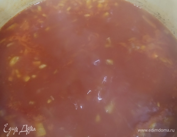 Добавляем лук, обжаренный в томатной пасте, и рис. Варим 10 минут. Кладем специи, аджику. И варим, помешивая, еще 10 минут. Добавляем свежию кинзу. Варим 2 минуты. Даем настояться 3 минуты. Приятного аппетита.